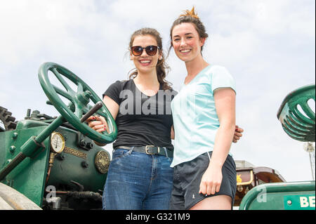 Pitkin, Irlande. 6e juin 2016. Le 19ème Rallye Vintage & vapeur Mooka a eu lieu ce week-end, à l'aide de l'Irish Cancer Society. Les reines de l' 'Vapeur Eileen Lordan de Bandon et Tessa Crowley de Pitkin sur un 1910 Clayton & Shuttleworth traction à vapeur. Credit : Andy Gibson/Alamy Live News. Banque D'Images