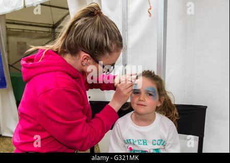 Pitkin, Irlande. 6e juin 2016. Le 19ème Rallye Vintage & vapeur Mooka a eu lieu ce week-end, à l'aide de l'Irish Cancer Society. Eva de Crossbarry Callaghan avait son visage peint par Shaoifrá Ducker. Credit : Andy Gibson/Alamy Live News. Banque D'Images