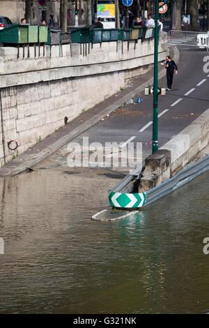 Paris, France. 06 Juin, 2016. Les inondations de la Seine, les compagnies d'assurance françaises peuvent coûter plus de 2 milliards de dollars, le niveau de l'eau de la Seine est tombée dimanche alors que les précipitations ont fléchi. Une lecture a indiqué qu'il était près de la marque, atteint en 1982, de 20,27 mètres au-dessus de son niveau normal, l'environnement et de l'Énergie Ministère a indiqué. La France crée un fonds d'urgence pour les personnes touchées par les inondations. Environ 6 000 foyers français sont restés sans électricité lundi, et plusieurs gares et routes étaient encore fermés dans la capitale française et les villes environnantes. Credit : Ania Freindorf/Alamy Live News Banque D'Images