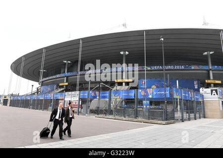 Paris, Paris. 6 juin, 2016. Deux personnes passent devant le Stade de France à Saint Denis, au nord de Paris, le 6 juin 2016. Credit : Guo Yong/Xinhua/Alamy Live News Banque D'Images