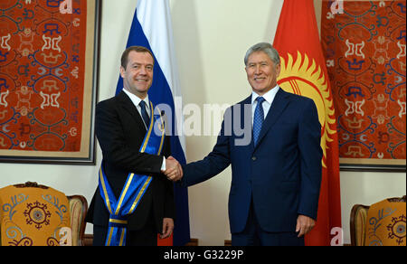 Bichkek, Kirghizistan. 6 juin, 2016. Le Président kirghize Almazbek Atambayev (R), serre la main du Premier ministre russe Dmitri Medvedev à Bichkek, Kirghizistan, le 6 juin 2016. Credit : Roman Gainanov/Xinhua/Alamy Live News Banque D'Images