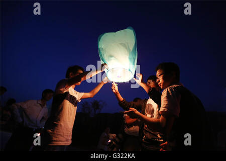 4 juin 2016 - Lu'An, Lu'an, CHN - Lu'an, Chine - 4 juin 2016 : (usage éditorial uniquement. Chine OUT) Les élèves libérés Kongming lanternes pour prier pour chance avant NCEE. Il s'agit d'une petite montgolfière en papier, avec une ouverture au fond où un petit feu est suspendu. En Asie et ailleurs dans le monde, sky lanternes ont été traditionnellement faite pendant des siècles, d'être lancé pour jouer ou dans le cadre des festivités. © SIPA Asie/ZUMA/Alamy Fil Live News Banque D'Images