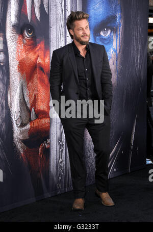 Hollywood, CA, USA. 6 juin, 2016. 06 juin 2016 - Hollywood, Californie - Travis Fimmel. Arrivés pour la premiere de Legendary Pictures et Universal Pictures' ''Warcraft'' tenue à l'IMAX Théâtre chinois de Grauman. Crédit photo : Birdie Thompson/AdMedia Crédit : Birdie Thompson/AdMedia/ZUMA/Alamy Fil Live News Banque D'Images