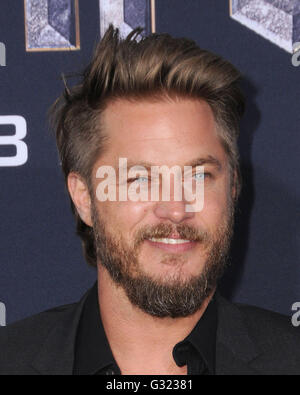 Hollywood, CA, USA. 6 juin, 2016. 06 juin 2016 - Hollywood, Californie - Travis Fimmel. Arrivés pour la premiere de Legendary Pictures et Universal Pictures' ''Warcraft'' tenue à l'IMAX Théâtre chinois de Grauman. Crédit photo : Birdie Thompson/AdMedia Crédit : Birdie Thompson/AdMedia/ZUMA/Alamy Fil Live News Banque D'Images