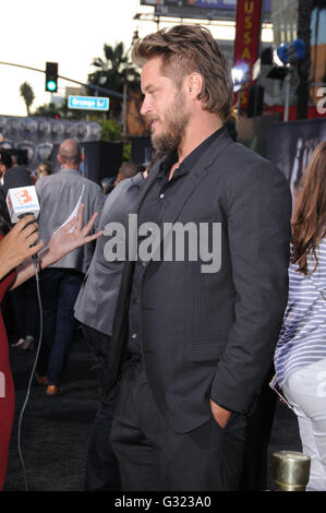 Hollywood, CA, USA. 6 juin, 2016. 06 juin 2016 - Hollywood, Californie - Travis Fimmel. Arrivés pour la premiere de Legendary Pictures et Universal Pictures' ''Warcraft'' tenue à l'IMAX Théâtre chinois de Grauman. Crédit photo : Birdie Thompson/AdMedia Crédit : Birdie Thompson/AdMedia/ZUMA/Alamy Fil Live News Banque D'Images