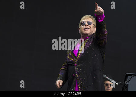 Erfurt, Allemagne. 4 juin, 2016. Elton John il se produit sur scène lors de son "Merveilleux Crazy Night Tour 2016' au bistro le 4 juin 2016 à Erfurt, en Allemagne. | Verwendung weltweit © dpa/Alamy Live News Banque D'Images