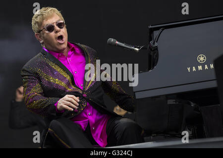 Erfurt, Allemagne. 4 juin, 2016. Elton John il se produit sur scène lors de son "Merveilleux Crazy Night Tour 2016' au bistro le 4 juin 2016 à Erfurt, en Allemagne. | Verwendung weltweit © dpa/Alamy Live News Banque D'Images