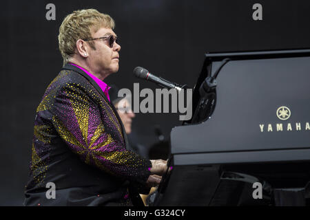 Erfurt, Allemagne. 4 juin, 2016. Elton John il se produit sur scène lors de son "Merveilleux Crazy Night Tour 2016' au bistro le 4 juin 2016 à Erfurt, en Allemagne. | Verwendung weltweit © dpa/Alamy Live News Banque D'Images