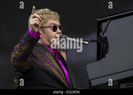 Erfurt, Allemagne. 4 juin, 2016. Elton John il se produit sur scène lors de son "Merveilleux Crazy Night Tour 2016' au bistro le 4 juin 2016 à Erfurt, en Allemagne. | Verwendung weltweit © dpa/Alamy Live News Banque D'Images