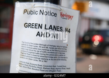 Le nord de Londres, Harringay 7 juin 2016. Avis affiché dans Green Lanes. Haringey Conseil introduit boîte jaune marquage sur chemins verts dans le nord de Londres, afin de contribuer à réduire le risque d'accidents de la circulation et pour aider à éliminer des jonctions entre le trafic congestionné whislt Wightman Road est fermée pour travaux publics pont essentiel, jusqu'à fin septembre 2016. Credit : Dinendra Haria/Alamy Live News Banque D'Images