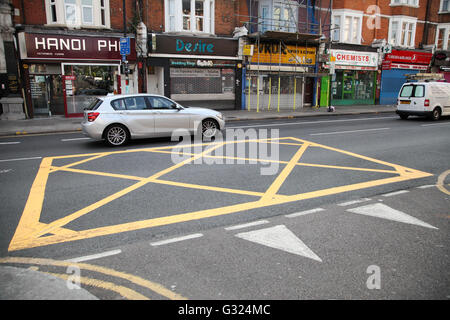 Le nord de Londres, Harringay 7 juin 2016. Boîte jaune marquant à la jonction des chemins verts et Seymour Road. Haringey Conseil introduit boîte jaune marquage sur chemins verts dans le nord de Londres, afin de contribuer à réduire le risque d'accidents de la circulation et pour aider à éliminer des jonctions entre le trafic congestionné whislt Wightman Road est fermée pour travaux publics pont essentiel, jusqu'à fin septembre 2016. Credit : Dinendra Haria/Alamy Live News Banque D'Images