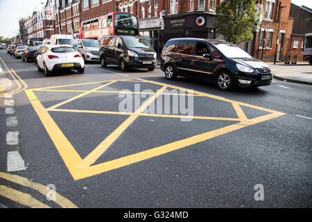 Le nord de Londres, Harringay 7 juin 2016. Boîte jaune marquant à la jonction de Green Lanes et chemin Pemberton. Haringey Conseil introduit boîte jaune marquage sur chemins verts dans le nord de Londres, afin de contribuer à réduire le risque d'accidents de la circulation et pour aider à éliminer des jonctions entre le trafic congestionné whislt Wightman Road est fermée pour travaux publics pont essentiel, jusqu'à fin septembre 2016. Credit : Dinendra Haria/Alamy Live News Banque D'Images