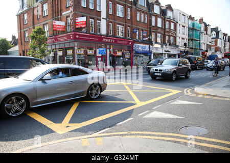 Le nord de Londres, Harringay 7 juin 2016. Boîte jaune marquant à la jonction de Green Lanes et Mattison Road. Haringey Conseil introduit boîte jaune marquage sur chemins verts dans le nord de Londres, afin de contribuer à réduire le risque d'accidents de la circulation et pour aider à éliminer des jonctions entre le trafic congestionné whislt Wightman Road est fermée pour travaux publics pont essentiel, jusqu'à fin septembre 2016. Credit : Dinendra Haria/Alamy Live News Banque D'Images