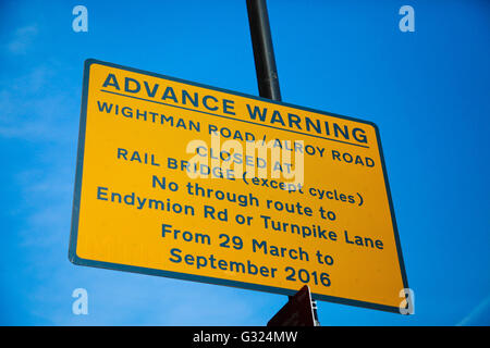 Le nord de Londres, Harringay 7 juin 2016. L'avis de fermeture de route de Wightman. Haringey Conseil introduit boîte jaune marquage sur chemins verts dans le nord de Londres, afin de contribuer à réduire le risque d'accidents de la circulation et pour aider à éliminer des jonctions entre le trafic congestionné whislt Wightman Road est fermée pour travaux publics pont essentiel, jusqu'à fin septembre 2016. Credit : Dinendra Haria/Alamy Live News Banque D'Images