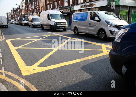 Le nord de Londres, Harringay 7 juin 2016. Boîte jaune marquant à la jonction de Green Lanes et Ducketts Road. Haringey Conseil introduit boîte jaune marquage sur chemins verts dans le nord de Londres, afin de contribuer à réduire le risque d'accidents de la circulation et pour aider à éliminer des jonctions entre le trafic congestionné whislt Wightman Road est fermée pour travaux publics pont essentiel, jusqu'à fin septembre 2016. Credit : Dinendra Haria/Alamy Live News Banque D'Images