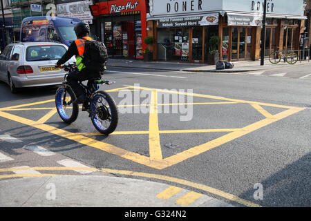 Le nord de Londres, Harringay 7 juin 2016. Boîte jaune marquage sur chemins verts. Haringey Conseil introduit boîte jaune marquage sur chemins verts dans le nord de Londres, afin de contribuer à réduire le risque d'accidents de la circulation et pour aider à éliminer des jonctions entre le trafic congestionné whislt Wightman Road est fermée pour travaux publics pont essentiel, jusqu'à fin septembre 2016. Credit : Dinendra Haria/Alamy Live News Banque D'Images