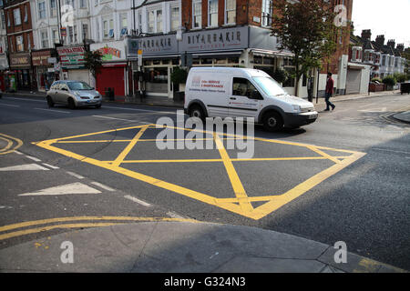 Le nord de Londres, Harringay 7 juin 2016. Boîte jaune marquant à la jonction des chemins verts et Cavendish Road. Haringey Conseil introduit boîte jaune marquage sur chemins verts dans le nord de Londres, afin de contribuer à réduire le risque d'accidents de la circulation et pour aider à éliminer des jonctions entre le trafic congestionné whislt Wightman Road est fermée pour travaux publics pont essentiel, jusqu'à fin septembre 2016. Credit : Dinendra Haria/Alamy Live News Banque D'Images