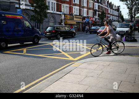 Le nord de Londres, Harringay 7 juin 2016. Boîte jaune marquant à la jonction de Green Lanes et Burgoyne Road. Haringey Conseil introduit boîte jaune marquage sur chemins verts dans le nord de Londres, afin de contribuer à réduire le risque d'accidents de la circulation et pour aider à éliminer des jonctions entre le trafic congestionné whislt Wightman Road est fermée pour travaux publics pont essentiel, jusqu'à fin septembre 2016. Credit : Dinendra Haria/Alamy Live News Banque D'Images