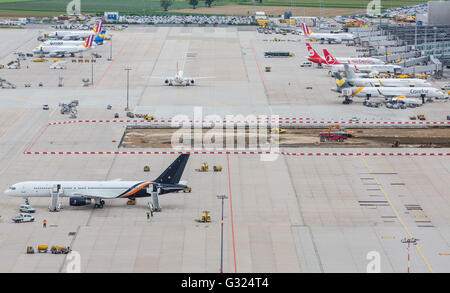 Plusieurs avions se tenir dans l'aire de manœuvre à l'aéroport de Stuttgart, Allemagne, 30 mai 2016. Photo : Christoph Schmidt/dpa Banque D'Images