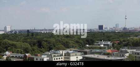 Avis de l'hôtel Interconti le 19 mai 2016 sur les toits de Berlin City-West et Tiergarten au centre de la ville avec la tour de télévision de l'Alexanderplatz et le Chancellary bâtiment (l) avec le Reichstag (m). Photo : Wolfgang Kumm/dpa Banque D'Images