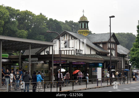 Tokyo, Japon. 7 juin, 2017. La gare de Harajuku se trouve juste à côté du sanctuaire de Meiji Shinto dans Tokyos quartier Harajuku haut le Mardi, juin 6, 2016. La gare de style occidental, construit en 1924 à la suite de la création du sanctuaire, est d'être reconstruit à temps pour les Jeux Olympiques de Tokyo 2020. Le nombre de touristes étrangers à l'aide de la station a augmenté ces dernières années et plus de visiteurs sont attendus à l'utiliser en 2020, lorsque certains sports olympiques et paralympiques auront lieu au gymnase national de Yoyogi à proximité. Credit : Natsuki Sakai/AFLO/Alamy Live News Banque D'Images