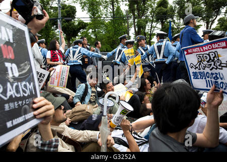 KAWASAKI, JAPON - JUIN 05 : Anti-fasciste et anti-raciste des groupes couchés dans la rue pour bloquer plusieurs groupe raciste de perturber une protestation contre le racisme dans le parc de la paix, Nakahara Kawasaki, préfecture de Kanagawa, Japon le 5 juin 2016. Un tribunal de district de la préfecture de Kanagawa a publié une première injonction provisoire empêchant un activiste coréen de tenir un rassemblement à proximité de l''établissement d'un groupe ethnique qui prend en charge les Coréens. © Richard A. de Guzman/AFLO/Alamy Live News Banque D'Images