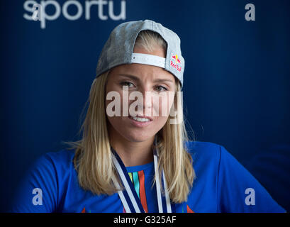 Prague, République tchèque. 07Th Juin, 2016. Beachvolleyball tchèque Marketa Slukova joueur parle avec un journaliste à Prague, République tchèque, le 7 juin 2016. Credit : Katerina Sulova/CTK Photo/Alamy Live News Banque D'Images