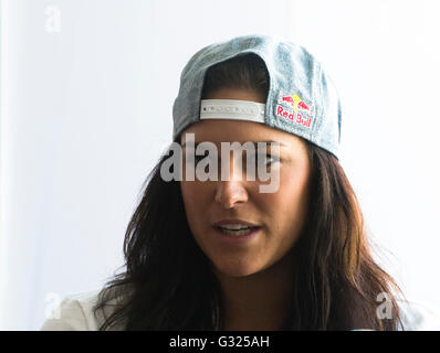 Prague, République tchèque. 07Th Juin, 2016. Beachvolleyball tchèque Barbora Hermannova joueur parle avec un journaliste à Prague, République tchèque, le 7 juin 2016. Credit : Katerina Sulova/CTK Photo/Alamy Live News Banque D'Images