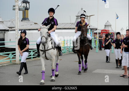 Brighton UK 7 Juin 2016 - Les membres de la nouvelle Université de Brighton Polo team a pris une pause de la formation à se présenter au public sur le front de mer de Brighton ce matin Crédit : Simon Dack/Alamy Live News Banque D'Images