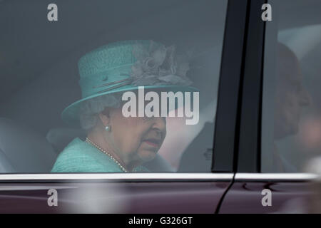 Cardiff, Wales, UK. 7 juin 2016. Sa Majesté la Reine et le duc d'Édimbourg arrive à ouvrir la cinquième session de l'Assemblée nationale du Pays de Galles au Senedd bâtiment dans la baie de Cardiff. Mark Hawkins/Alamy Live News Banque D'Images