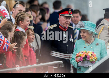 Cardiff, Wales, UK. 7 juin 2016. Sa Majesté la Reine salue des enfants après l'ouverture de la cinquième session de l'Assemblée nationale du Pays de Galles au Senedd bâtiment dans la baie de Cardiff. Mark Hawkins/Alamy Live News Banque D'Images