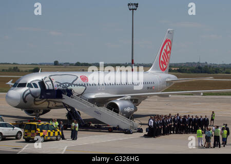 (160607) -- Budapest, juin 7, 2016 (Xinhua) -- l'équipe nationale de football de Hongrie quitte pour le championnat d'Europe UEFA 2016 à partir de l'Aéroport International Liszt Ferenc de Budapest, en Hongrie, le 7 juin 2016. (Xinhua/Volgyi Attila) Banque D'Images