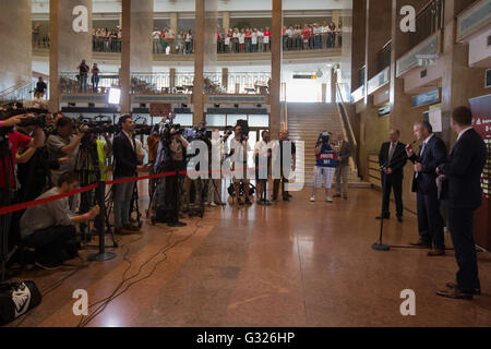 (160607) -- Budapest, juin 7, 2016 (Xinhua) -- Bernd Storck, entraîneur-chef de l'équipe de football nationale de la Hongrie, assiste à une conférence de presse avant son départ de l'équipe pour le championnat d'Europe UEFA 2016 à partir de l'Aéroport International Liszt Ferenc de Budapest, en Hongrie, le 7 juin 2016. (Xinhua/Volgyi Attila) Banque D'Images