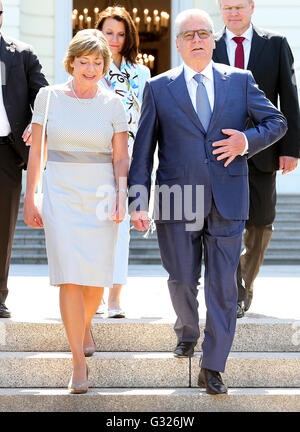 Berlin, Allemagne. 7 juin, 2016. Le Président allemand Joachim Guack et son partenaire Daniela Schadt (l), en arrivant à l'exposition 'Woche der Umwelt" (lit. "Semaine de l'Environnement') au château de Bellevue à Berlin, Allemagne, 7 juin 2016. PHOTO : WOLFGANG KUMM/dpa/Alamy Live News Banque D'Images