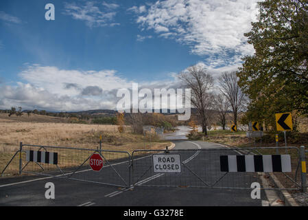 Canberra. 7 juin, 2016. Photo prise le 7 juin 2016 présente le point en partie submergé Hut Road en raison du gonflement de la rivière Murrumbidgee après de fortes pluies dans la région de Canberra, Australie. Quatre personnes sont mortes alors que trois sont toujours portées disparues depuis la tempête qui a frappé avant la côte est de l'Australie comme les inondations intérieures importantes, des vagues géantes et marées anormalement élevés continuent de faire des ravages. © Justin Qian/Xinhua/Alamy Live News Banque D'Images