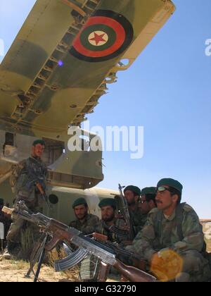 Beijing, l'Armée nationale afghane (ANA) ont à Chaghcharan. 5 juin, 2016. Photo prise par Zabihullah Tamana le 24 juin 2004 montre l'Armée nationale afghane (ANA) ont à Chaghcharan, capitale de la province de Ghor, au centre de l'Afghanistan. David Gilkey de U.S. National Public Radio (NPR) et son traducteur Zabihullah Tamana ont été tués, car des militants ont attaqué un convoi de l'armée afghane dans le sud de la province du Helmand, le 5 juin 2016. Zabihullah Tamana, 38, a servi comme photojournaliste pour l'agence de presse Xinhua bureau de Kaboul de 2003 à 2010. © Zabihullah Tamana/Xinhua/Alamy Live News Banque D'Images