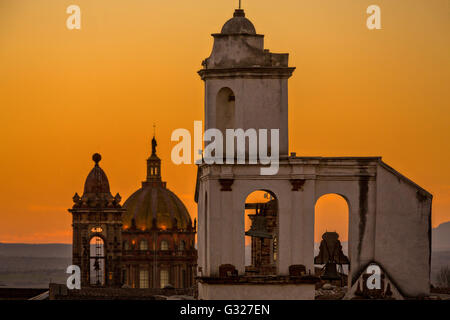 Le clocher de l'Templo de la Tercera Orden ou l'Église du Tiers Ordre dôme du couvent de l'Immaculée Conception connue sous le nom de nonnes au coucher du soleil dans le centre historique de San Miguel de Allende, Mexique. Banque D'Images