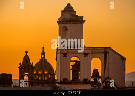 Le clocher de l'Templo de la Tercera Orden ou l'Église du Tiers Ordre dôme du couvent de l'Immaculée Conception connue sous le nom de nonnes au coucher du soleil dans le centre historique de San Miguel de Allende, Mexique. Banque D'Images