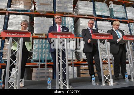 (De gauche à droite) Gisela Stuart, John Longworth, Secrétaire de la Justice Michael Gove et Boris Johnson au cours d'un vote référendaire de l'UE laisse à l'événement groupe DCS à Stratford-upon-Avon. Banque D'Images