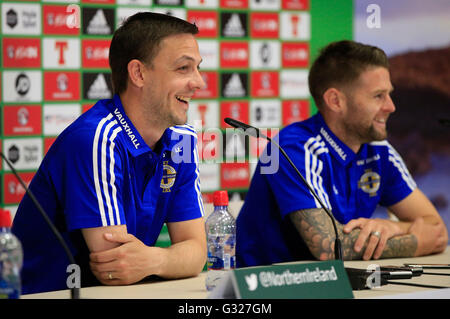 Chris Baird (à gauche) et Oliver Norwood (à droite) parler à la presse après une session de formation au camp de base de l'Irlande du Nord à Saint Georges de Reneins, France. Banque D'Images