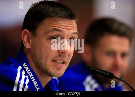 Chris Baird (à gauche) et Oliver Norwood (à droite) parler à la presse après une session de formation au camp de base de l'Irlande du Nord à Saint Georges de Reneins, France. Banque D'Images