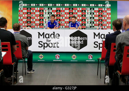 Chris Baird (à gauche) et Oliver Norwood (à droite) parler à la presse après une session de formation au camp de base de l'Irlande du Nord à Saint Georges de Reneins, France. Banque D'Images