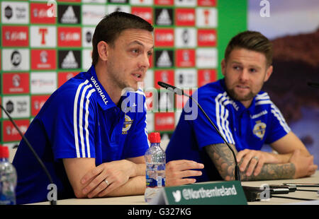 Chris Baird (à gauche) et Oliver Norwood (à droite) parler à la presse après une session de formation au camp de base de l'Irlande du Nord à Saint Georges de Reneins, France. Banque D'Images