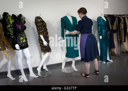 Robes portées par Diana, princesse de Galles, sur le spectacle à Kerry Taylor Auctions à Londres avant qu'elles ne soient vendues le 14 juin dans la vente aux enchères passion for Fashion et devraient aller chercher &Acirc; £80,000 - &Acirc; £100,000. Banque D'Images