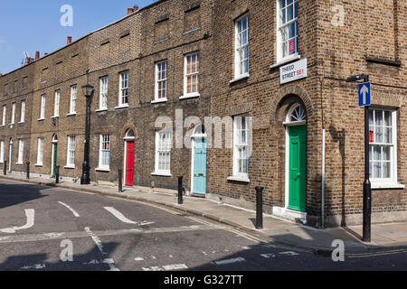 Maisons mitoyennes en briques de style victorien traditionnel sur Theed Street à Lambeth, Londres, Angleterre. Banque D'Images