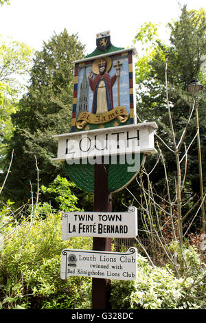 L'affichage à l'entrée de Louth, jumelée à La Ferté Bernard. Les signes sont à la jonction de Westgate et St Mary's Lane. Banque D'Images