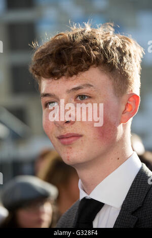 Harry Kirton qui joue Finn Shelby à la premiere à Birmingham de Peaky Saison oeillères trois. Banque D'Images