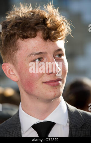 Harry Kirton qui joue Finn Shelby à la premiere à Birmingham de Peaky Saison oeillères trois. Banque D'Images