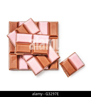 Fraise chocolat bar et pièces. Un délicieux dessert. Objets isolé sur fond blanc, chemin de détourage inclus. Vue d'en haut Banque D'Images