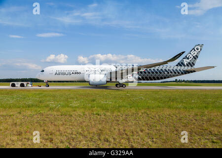 BERLIN / ALLEMAGNE - Juin 3,2016 : Airbus A 350 - 900 XWB plan pendant l'ILA à Berlin / Allemagne le 3 juin 2016. Banque D'Images